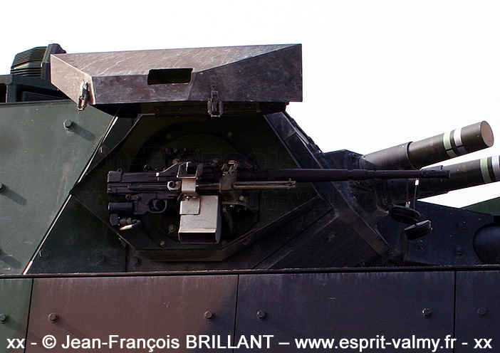 AA N F1 : Arme Automatique, NATO, modèle F1, coaxiale d'un VBCI