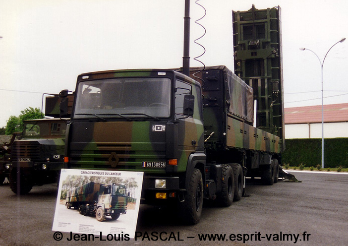 Hadès : ensemble TEL (Transporteur Erecteur Lanceur) en configuration "tir", 15e Régiment d'Artillerie ; 1996
