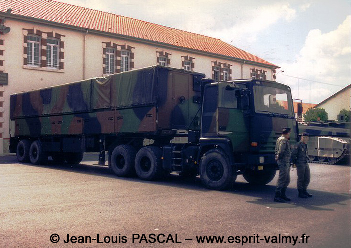 Hadès : ensemble TEL (Transporteur Erecteur Lanceur) en configuration "route", 15e Régiment d'Artillerie ; 1995