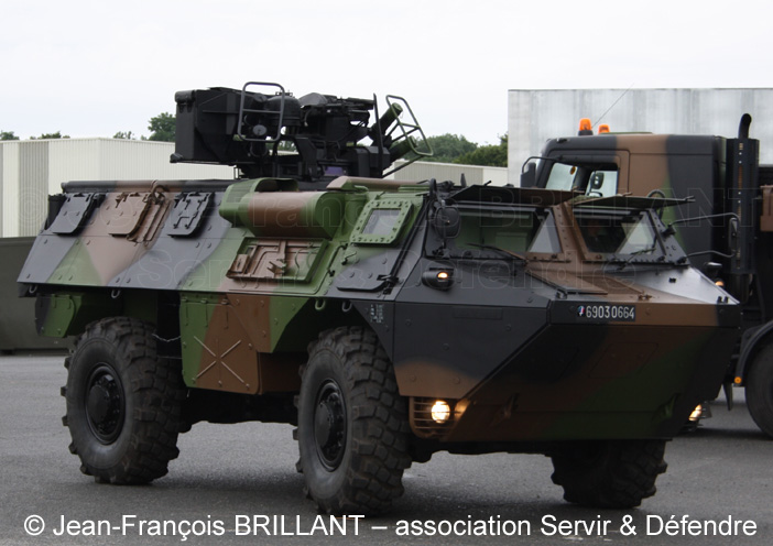 6903-0664 : VAB T20-13, surblindé, 54e Régiment d'Artillerie ; 2012