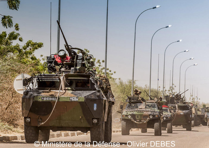 6903-0482 : VAB T20-13, surblindé, 1er Régiment d'Infanterie de Marine, Escadron d'Eclairage et d'Investigation de la 3e Brigade Mécanisée, Mali ; 2013