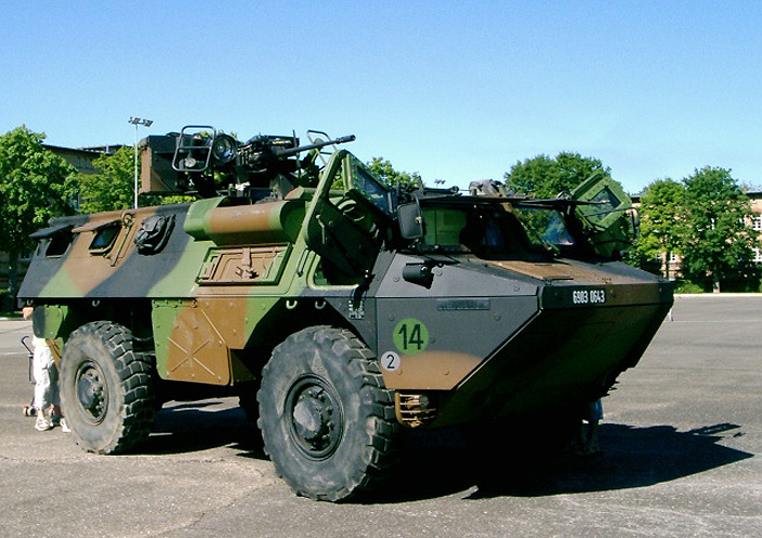 6903-0643 : VAB T20-13, surblindé, 1er Régiment d'Infanterie ; 2005