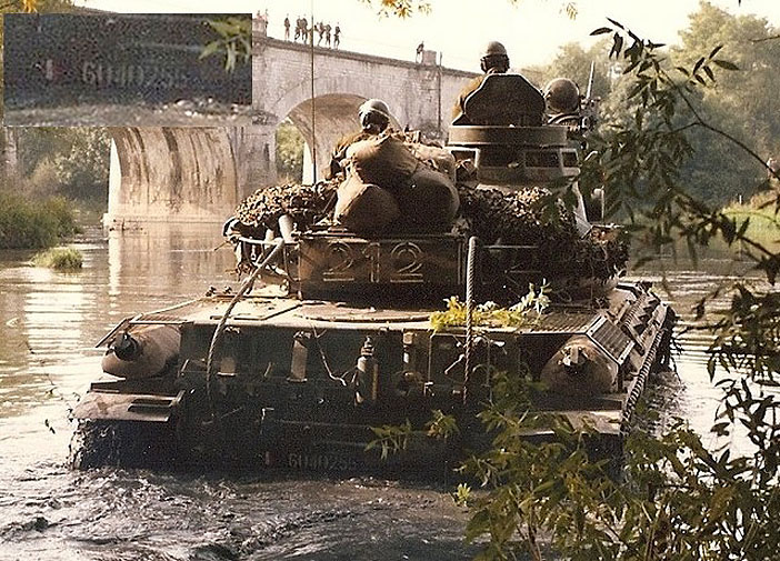 604-0255 : AMX 30B, 4e Régiment de Cuirassiers ; 1979 (Photo CCKW285240)