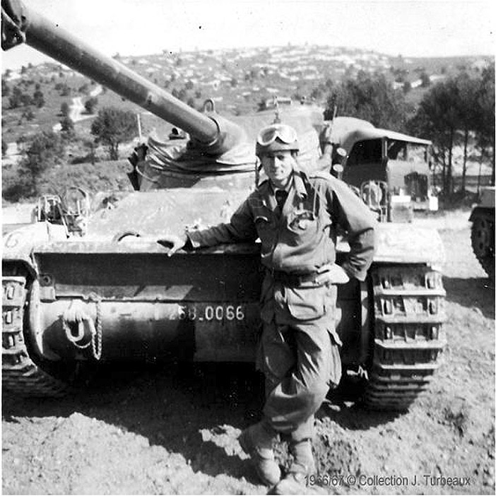 258-0066 : AMX13 M51, canon de 75mm, Centre d'Instruction de l'Arme Blindée Cavalerie (Carpiagne) ; 1966