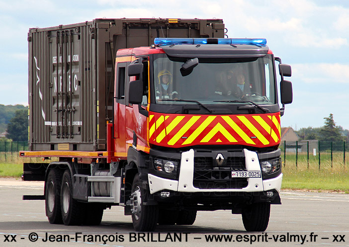 7193-0025 : Renault K380.26, 6x4, plateau, transport d'un KC20 CERPE (Centre de Reconditionnement du Personnel), Brigade des Pompiers de l'Air ; 2021