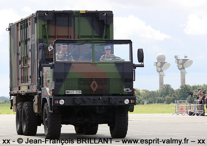 6923-0139 : Renault TRM 10.000 plateau, transport du KC20 CERPE (Centre de Reconditionnement du Personnel), 2e Régiment de Dragons ; 2012