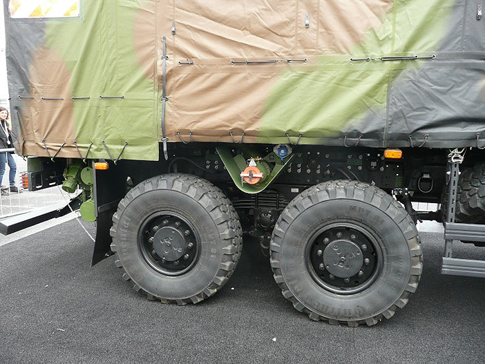CCPTA : Camion Citerne Polyvalent Tactique Aérotransportable, 6133-0002, Service des Essences des Armées, Salon du Bourget ; 2013