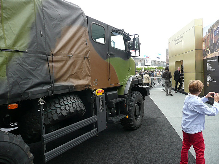 CCPTA : Camion Citerne Polyvalent Tactique Aérotransportable, 6133-0002, Service des Essences des Armées, Salon du Bourget ; 2013