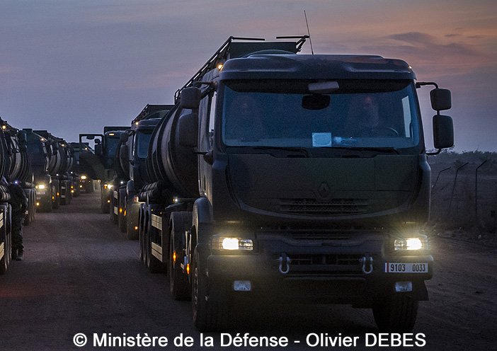 9103-0033 : Renault Kerax 420.19, 4x2, tracteur de semi-remorque citerne, Base Pétrolière Inter-Armées ; 2013