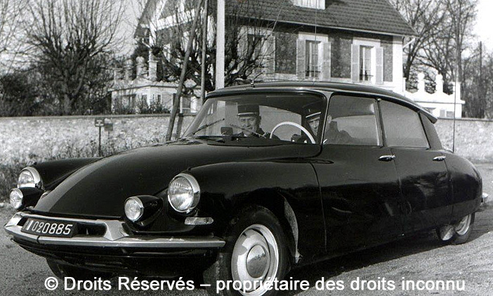 020-885 : Citroën ID19, véhicule de liaison longue distance, Gendarmerie ; date inconnue