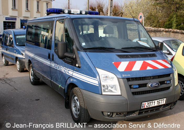 2071-1677 : Ford Transit 110 T300, antenne VPW, Gendarmerie, Brigade Territoriale de Châtillon-sur-Seine ; 2012