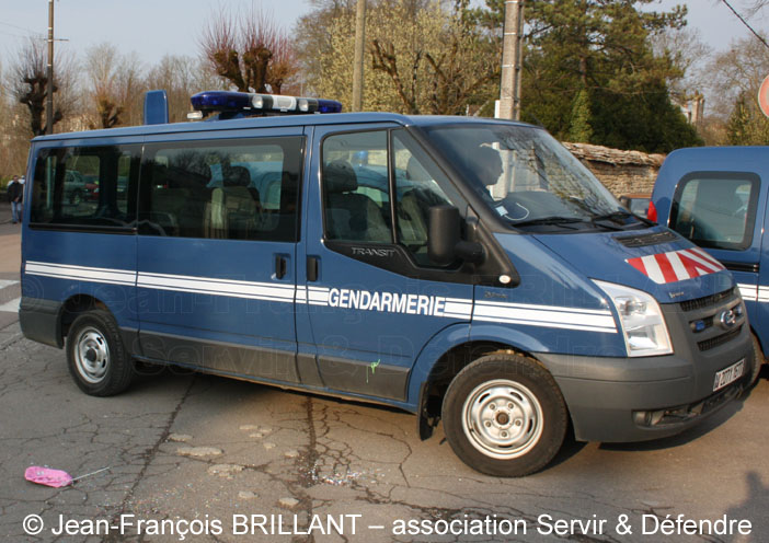 2071-1677 : Ford Transit 110 T300, antenne VPW, Gendarmerie, Brigade Territoriale de Châtillon-sur-Seine ; 2012