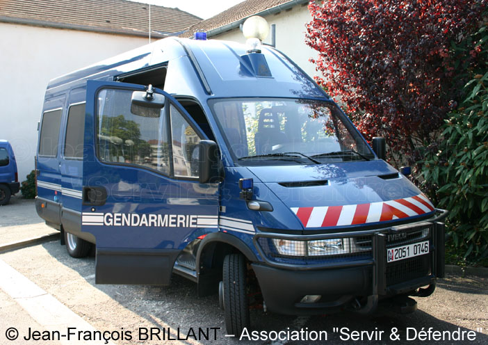 2051-0746 : Irisbus 50C17 VTGM (Véhicule de Transport de Groupe de la Gendarmerie Mobile), Escadron de Gendarmerie Mobile 42/7 ; 2005