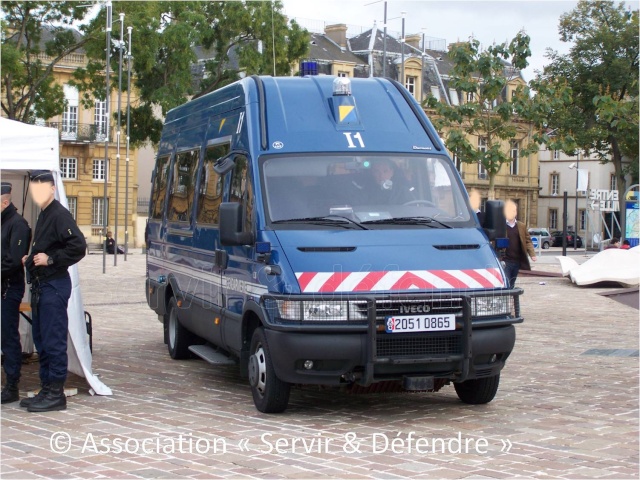 2051-0865 : Irisbus 50C17 VTGM (Véhicule de Transport de Groupe de la Gendarmerie Mobile), Escadron de Gendarmerie Mobile ? ; 2011