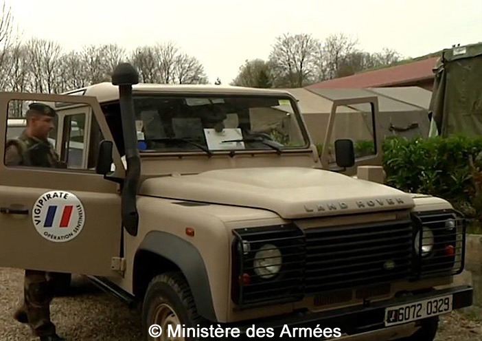 6072-0329 : Land Rover Defender 110 Td4, Station Wagon, Vigipirate ; date inconnue (photo Ministère des Armées)