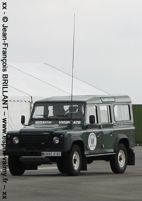 6092-0182 : Land-Rover Defender 110 Td4, 2.4, Station Wagon, GSBdD Vincennes, parc Vigipirate Paris ; 2012
