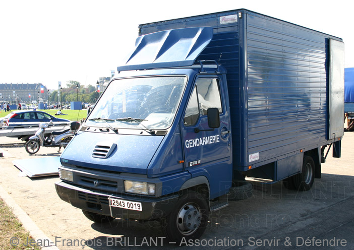 2943-0019 : Renault B110, fourgon, hayon élévateur, Gendarmerie, unité inconnue ; 2005