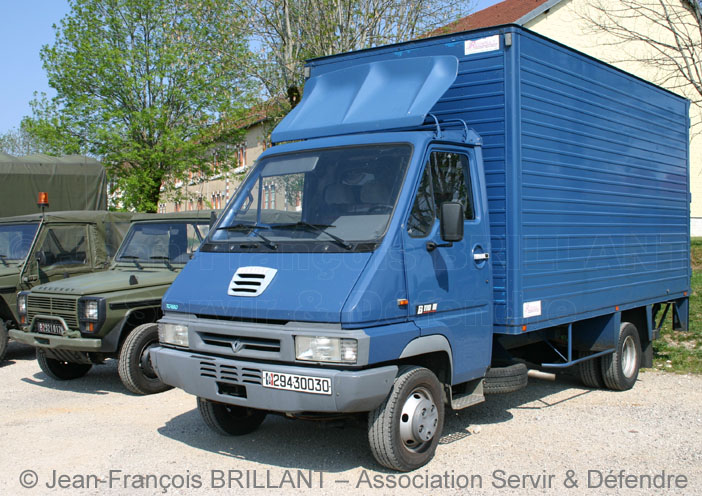 2943-0030 : Renault B110, fourgon, hayon élévateur, Ecole des Officiers de la Gendarmerie Nationale ; 2007