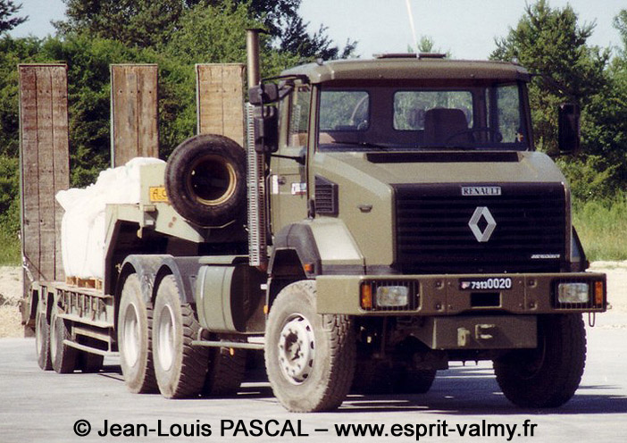 7913-0020 : Renault CBH380, tracteur de semi-remorque porte-engins, 25e Régiment du Génie de l'Air ; date inconnue