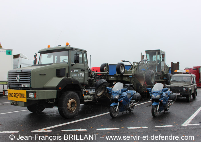 7973-0048 : Renault CBH385, tracteur de semi-remorque porte-engins, 25e Régiment du Génie de l'Air ; 2013