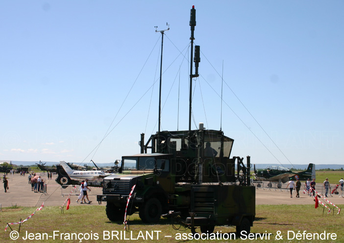 Tour mobile, Renault GBC180, torpédo, plateau, 6003-0195, 3e Régiment d'Hélicoptères de Combat ; 2011