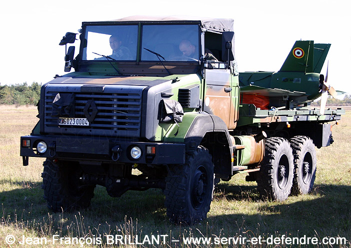 Renault GBC180, cabine torpédo, plateau, 6023-0004, transport du drone SDTI, configuration "ramassage", 61e Régiment d'Artillerie ; 2005