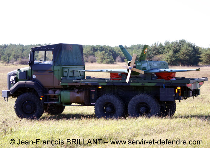 Renault GBC180, cabine torpédo, plateau, 6023-0004, transport du drone SDTI, configuration "ramassage", 61e Régiment d'Artillerie ; 2005