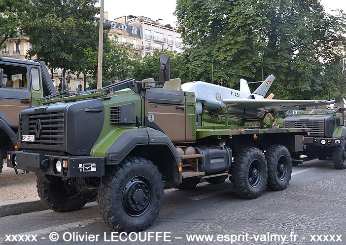 6053-0274 : Renault GBC180, cabine torpédo, plateau, transport du drone SDTI, configuration "défilé", 61e Régiment d'Artillerie ; 2016