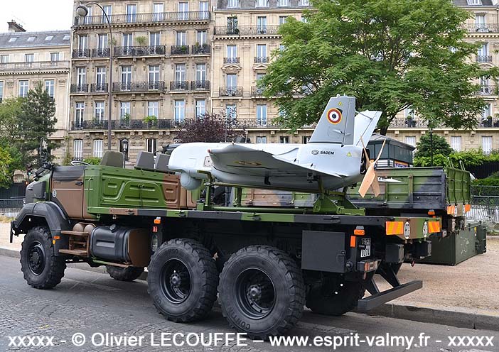 Renault GBC180, cabine torpédo, plateau, 6053-0274, transport du drone SDTI, configuration "défilé", 61e Régiment d'Artillerie ; 2016