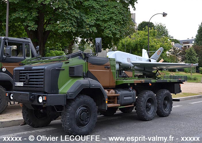 6053-0276 : Renault GBC180, cabine torpédo, plateau, transport du drone SDTI, configuration "défilé", 61e Régiment d'Artillerie ; 2016