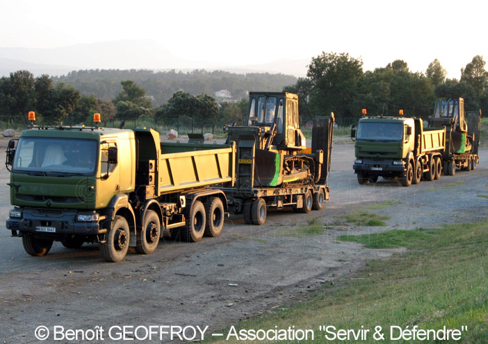 Renault Kerax 420.32 8x4 benne, 6063-0447 et 6063-0507, remorques porte-engins ACMT A32315F, bouteurs ?, 5e Régiment du Génie ; 2008