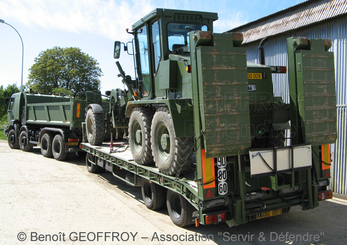 Renault Kerax 420.32 8x4 benne, 6063-0491, Nicolas A3161F, 6060-0051 et Bomag HBM BG160T, F-400-009, 5e Régiment du Génie ; 2008