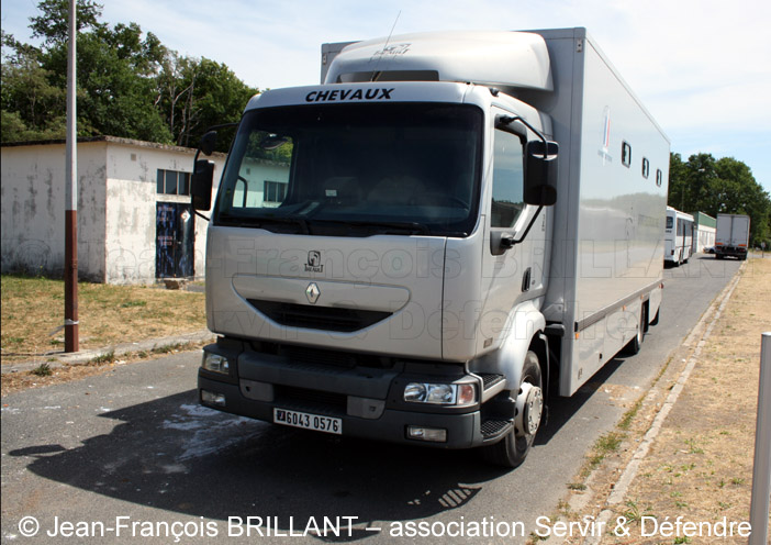 6043-0576 : Renault Midlum 220.16 dCi, transport de chevaux, Centre National des Sports de la Défense ; 2011