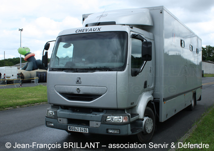 6043-0496 : Renault Midlum 220.16 dCi, transport de chevaux, Centre National des Sports de la Défense ; 2013