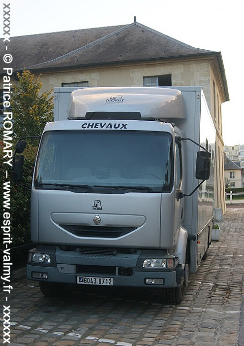 6043-0712 : Renault Midlum 220.16 dCi, transport de chevaux, Centre National des Sports de la Défense ; 2016 (photo Patrice ROMARY)