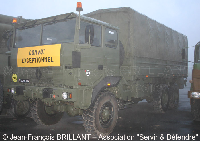 Renault TRM 10.000 cargo, PRB (Plateau, Ridelles, Bâché), tracteur de  l'UAT Crotale NG dans l'Armée de l'Air - Esprit de Valmy, anciennement  Servir & Défendre