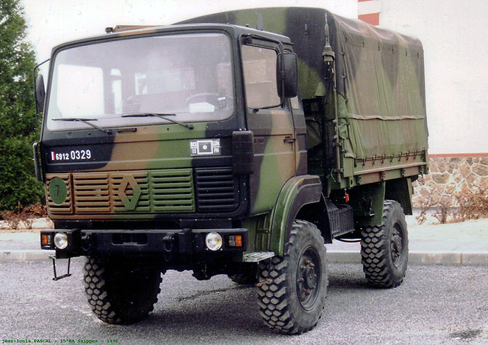 6912-0329 : Renault TRM 2.000, PRB (Plateau, Ridelles, Bâché), radio, 15e Régiment d'Artillerie ; 1995