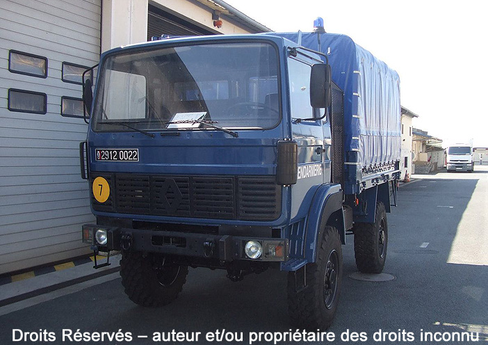 2912-0022 : Renault TRM 2.000, PRB (Plateau, Ridelles, Bâché), gyrophare, Gendarmerie, unité inconnue ; date inconnue