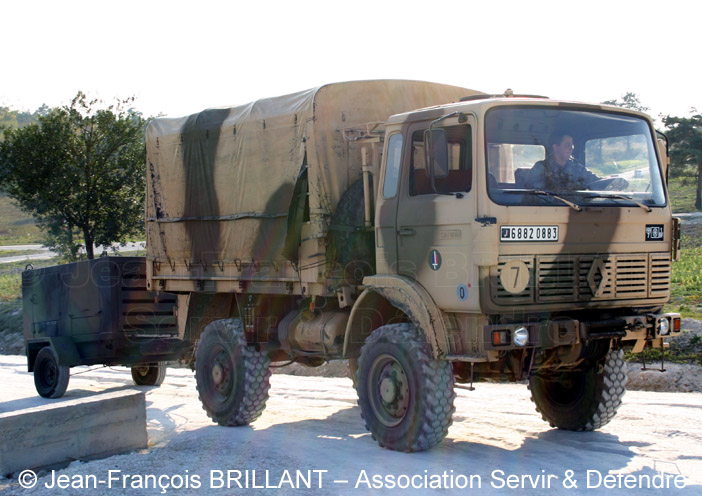 6882-0883 ; TRM 2.000, cargo, plateau ridelles bâché, 7e Bataillon du Train ; 2005