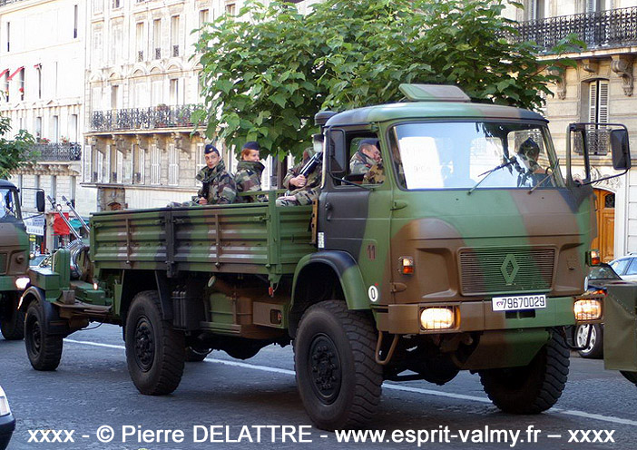 Renault TRM 10.000 cargo, PRB (Plateau, Ridelles, Bâché), tracteur de  l'UAT Crotale NG dans l'Armée de l'Air - Esprit de Valmy, anciennement  Servir & Défendre
