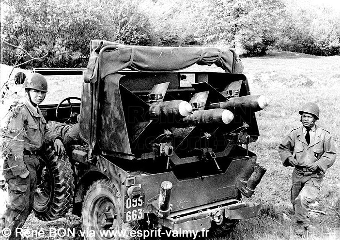 095-663 : Delahaye, VLRD (Véhicule Léger de Reconnaissance Delahaye) SS10, transport et tir de 3 missiles antichars SS-10, 2e Régiment de Parachutistes Coloniaux ; 1957 (photo René BON)