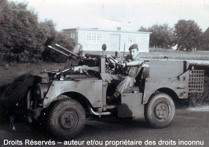 Minerva blindée "UDA" avec .30 M1919 et  BREN