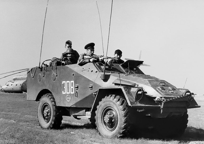 ГАЗ-40 (GAZ-40) ; plus connu sous la désignation militaire de БТР-40 (BTR-40)